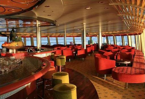 El encantador salón panorámico con sus grandes ventanales